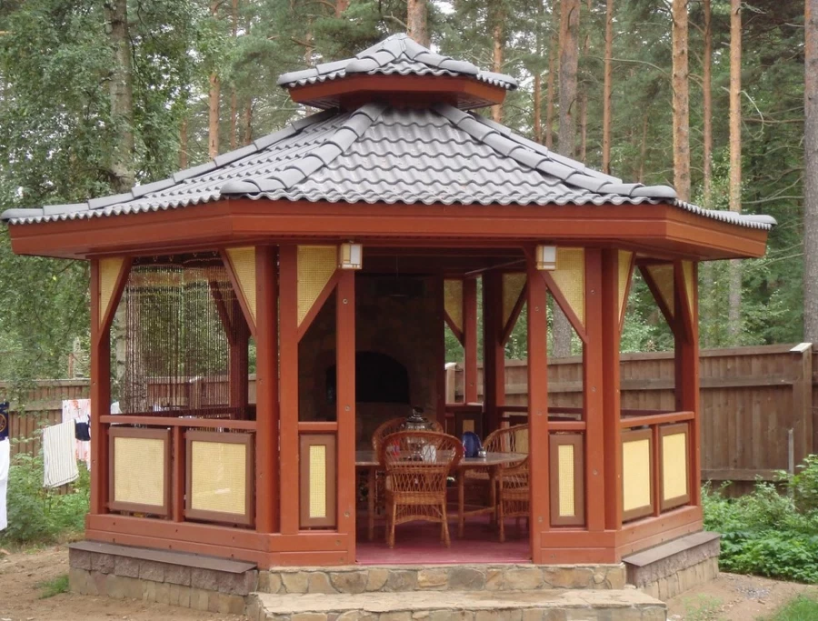 Закрытая беседка японская